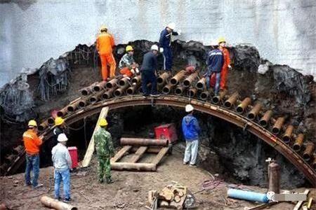 赤城隧道钢花管支护案例